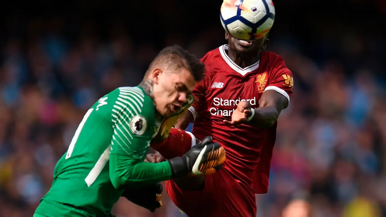 Patada de Man&eacute; sobre Ederson