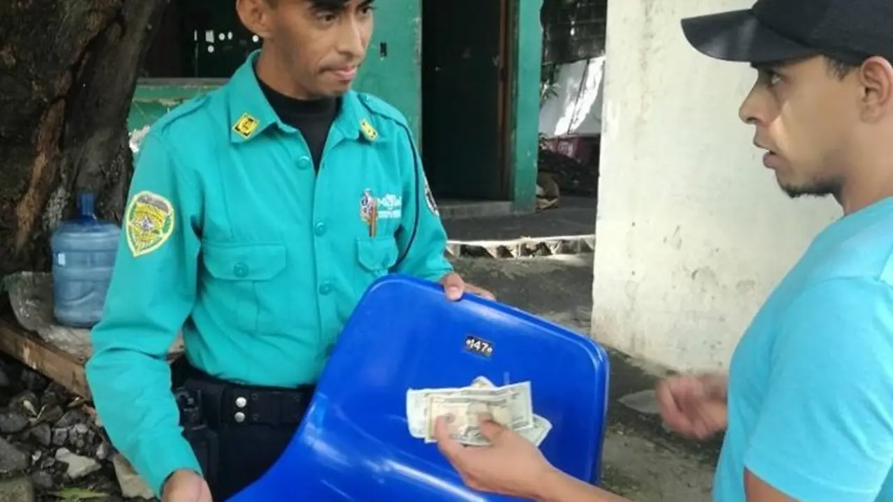 Aficionado devuelve butaca del estadio Barraza