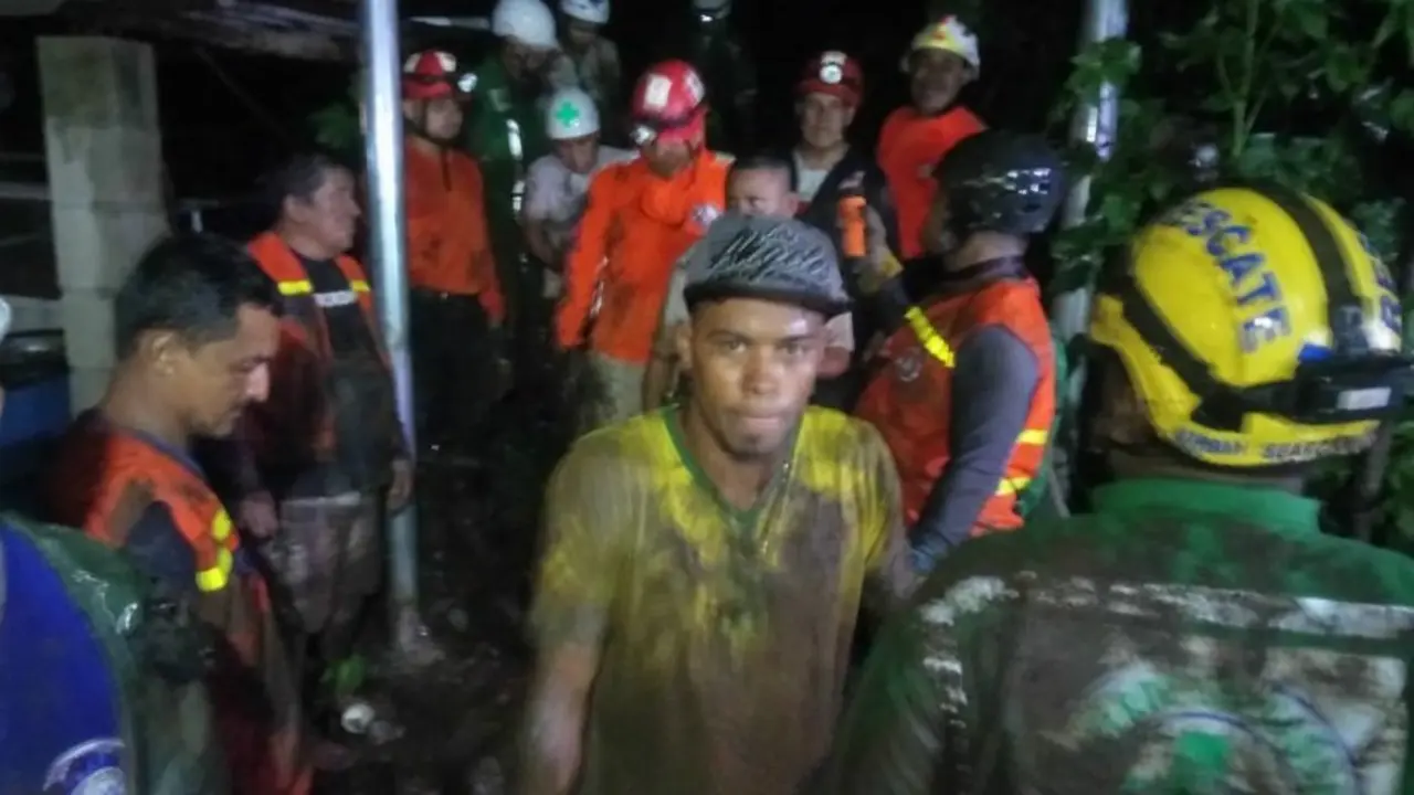 Familia soterrada en el Puerto de La Libertad