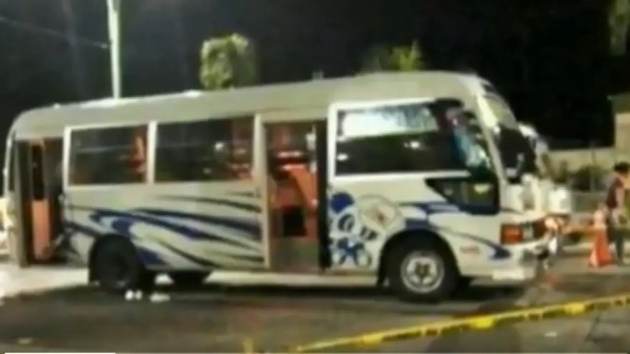 Microb&uacute;s de la 38 E tiroteado