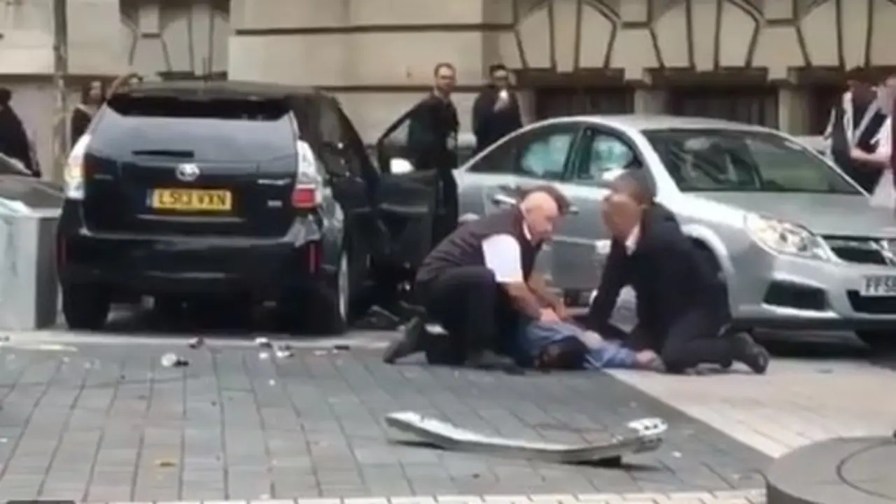 Sujeto atropella a peatones en Londres