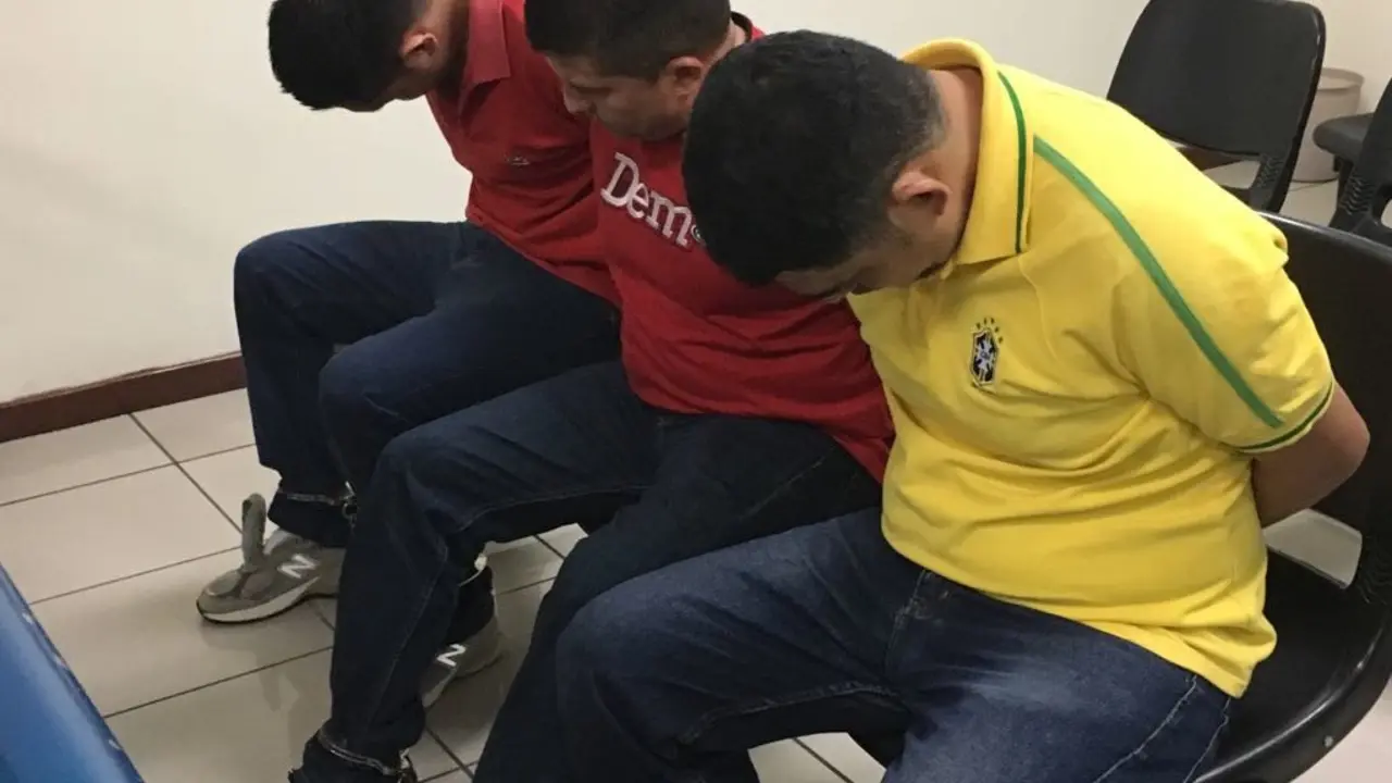 Polic&iacute;as prisi&oacute;n