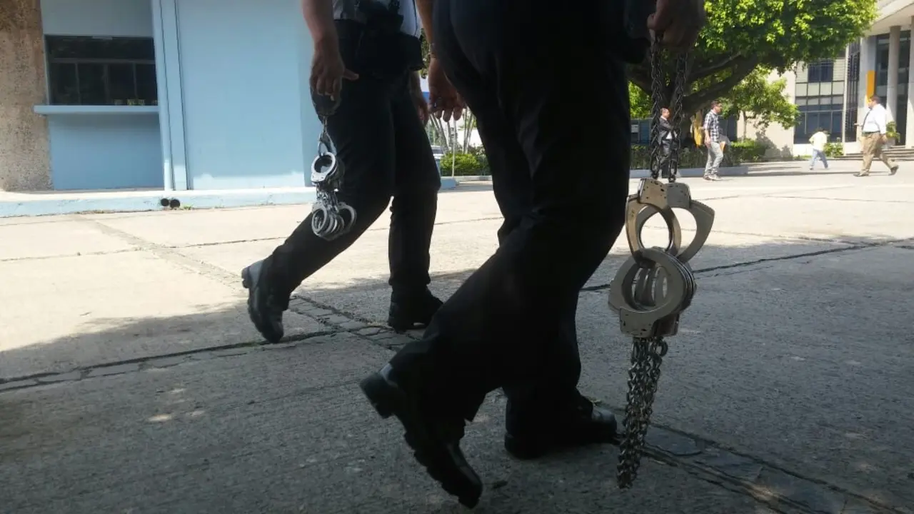 Custodios, presos, reos