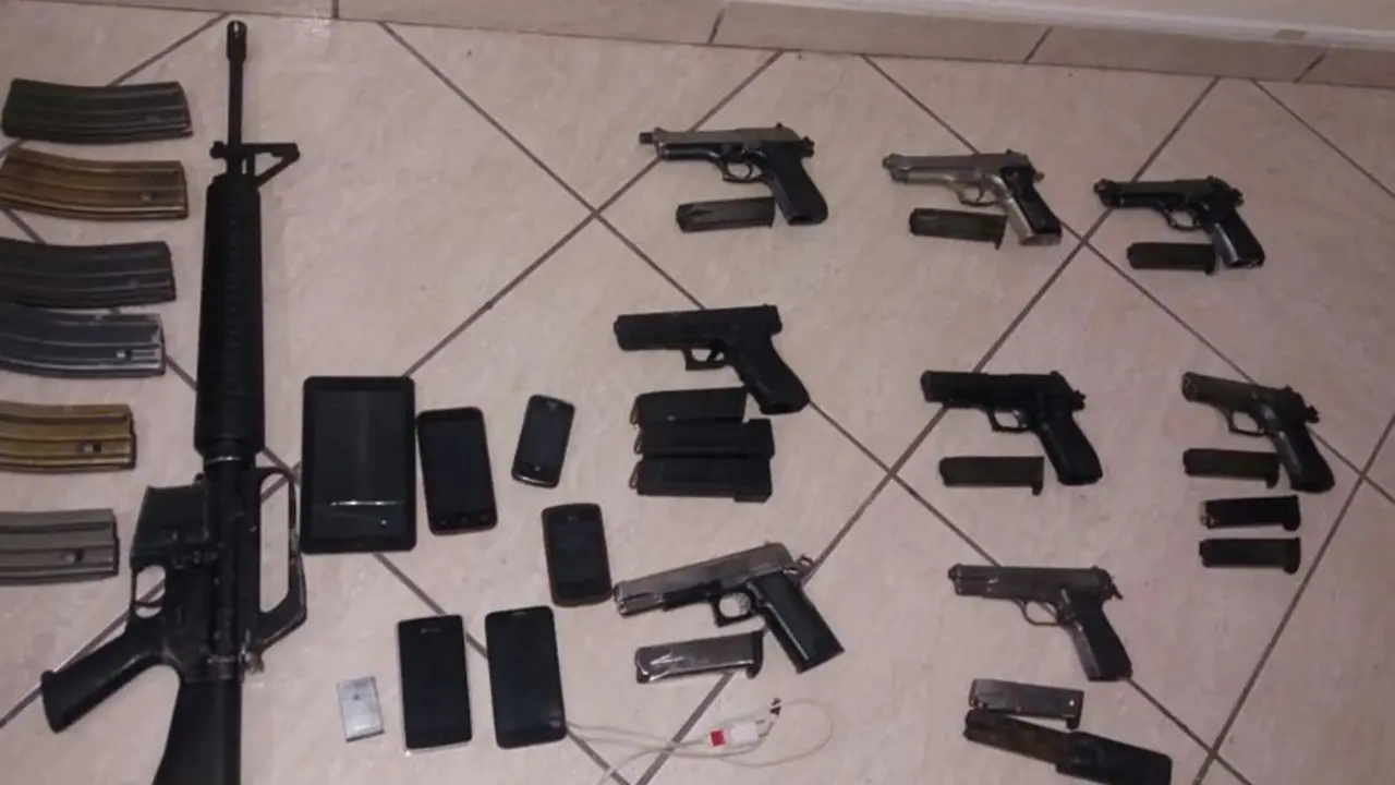 Armas de guerra decomisadas a menor
