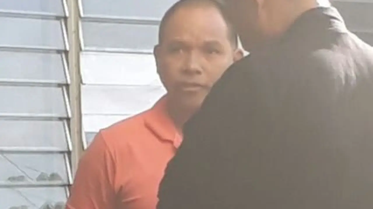 Policia detenido en Santa Ana