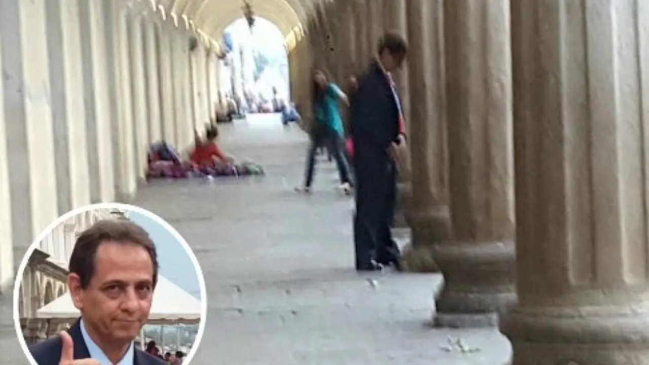 Diplom&aacute;tico orinando