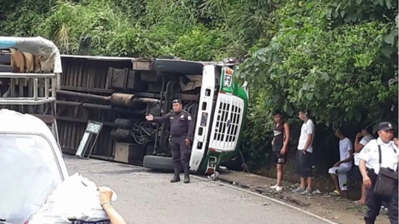 Vuelco de bus en Ahuachap&aacute;n