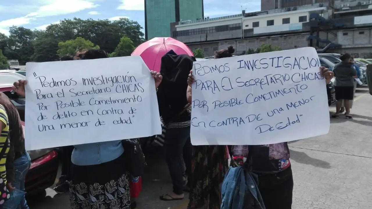 Eugenio Chicas protesta