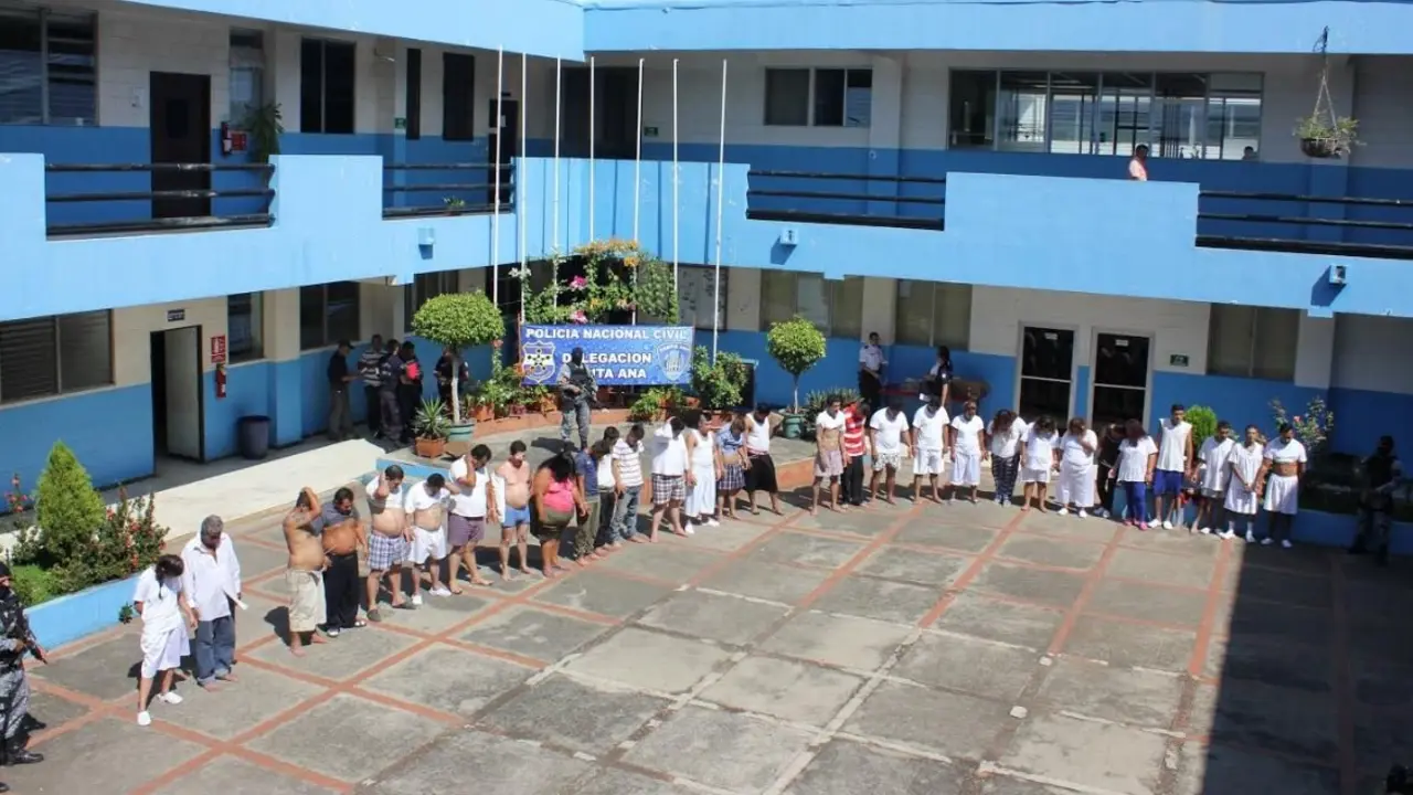 Detienen a 26 extorsionistas en Santa Ana