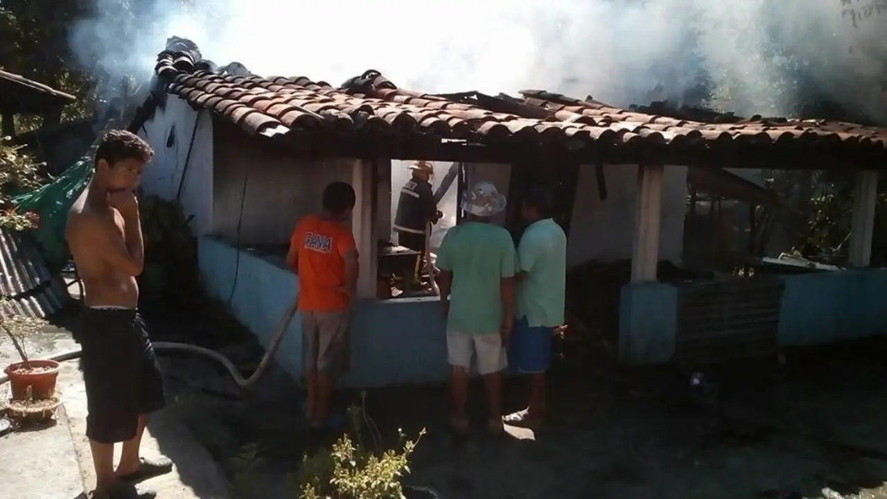 Incendio casa bomberos