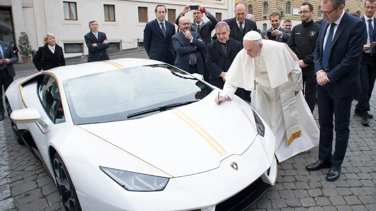 Papa recibe Lamborghini