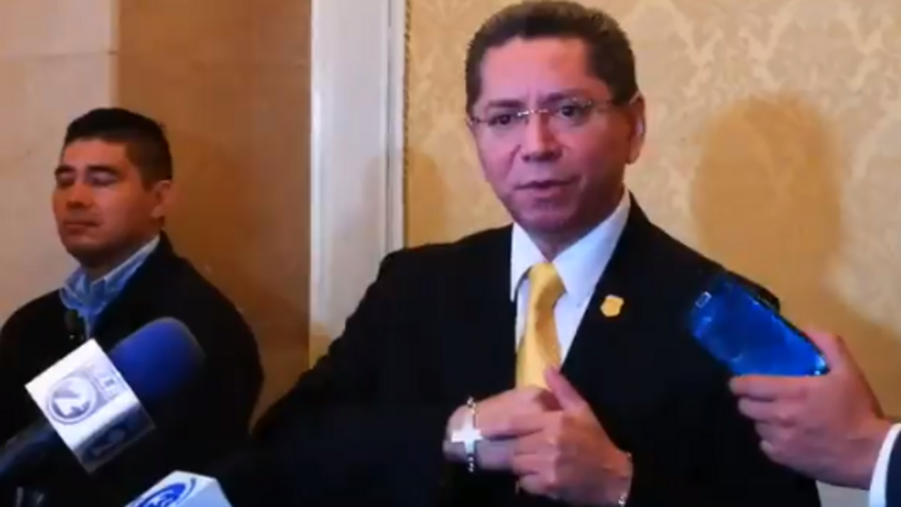 Fiscal general muestra pulsera