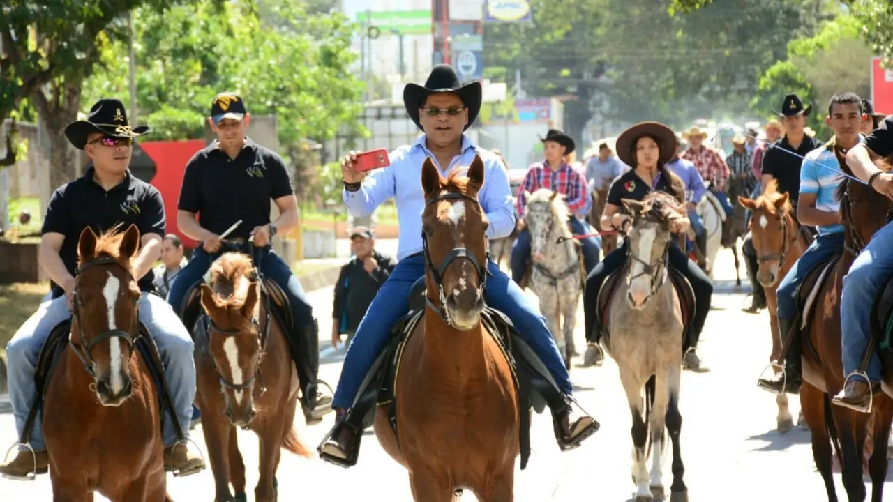 Oscar Ortiz a caballo