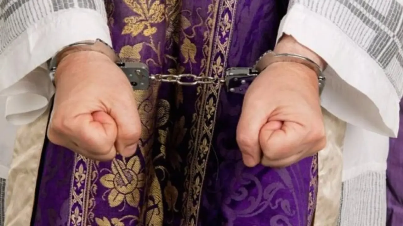 sacerdote arrestado