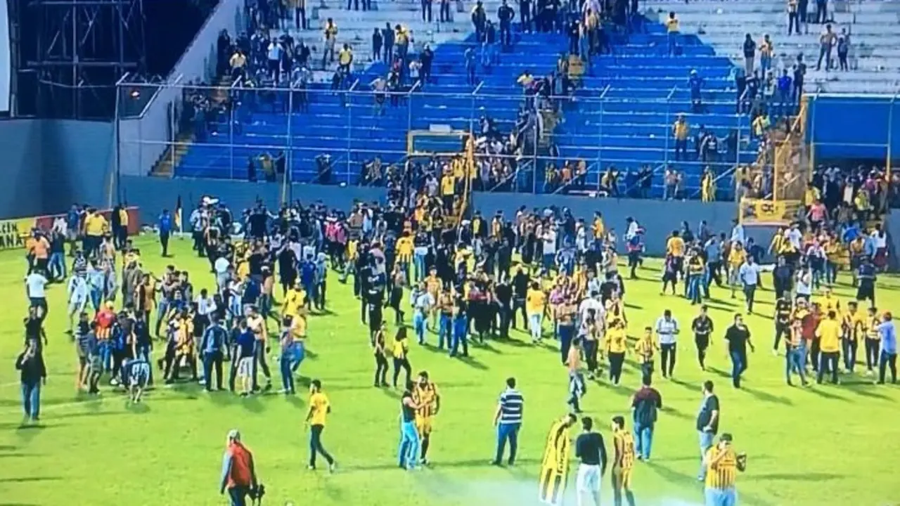 Aficionados ingresan a la cancha en Honduras