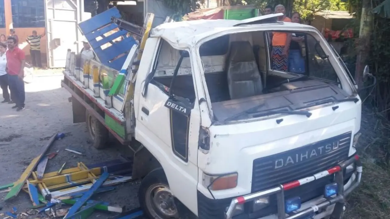 Vuelco de cami&oacute;n en Nejapa