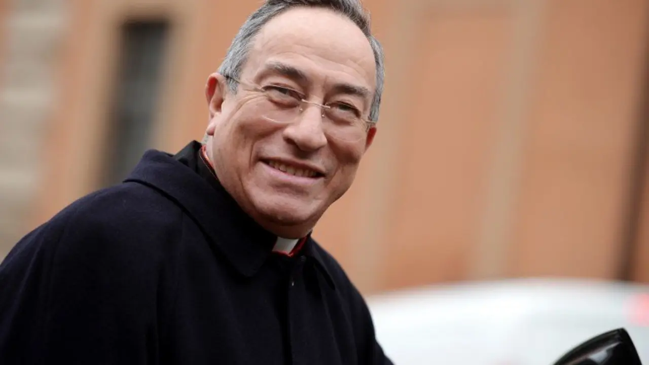 Honduras' cardinal Oscar Andres Rodriguez Maradiaga arrives for an afternoon meeting of pre-conclave on March 8, 2013 at the Vatican. The next pope's ideal profile began to take shape on Tuesday as cardinals held a second day of pre-conclave talks -- a man with pastoral experience, missionary energy and few ties to the Vatican's unruly government.    AFP PHOTO / FILIPPO MONTEFORTE