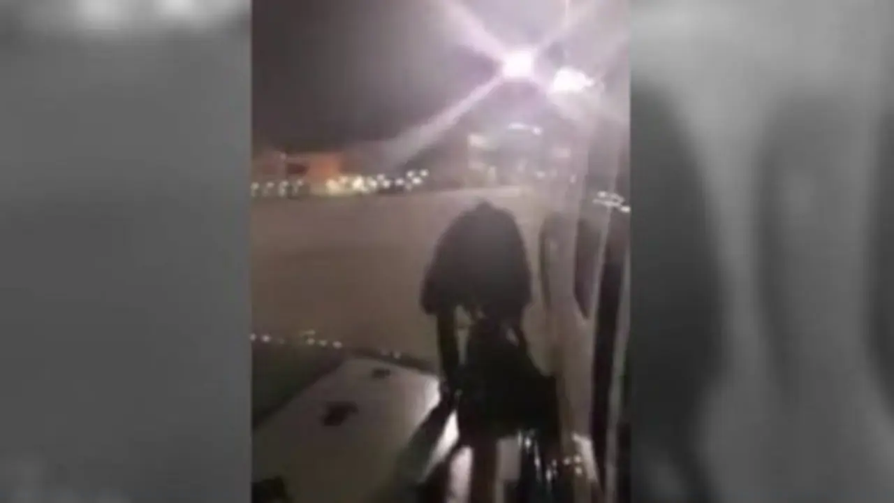 Hombre sale de avi&oacute;n