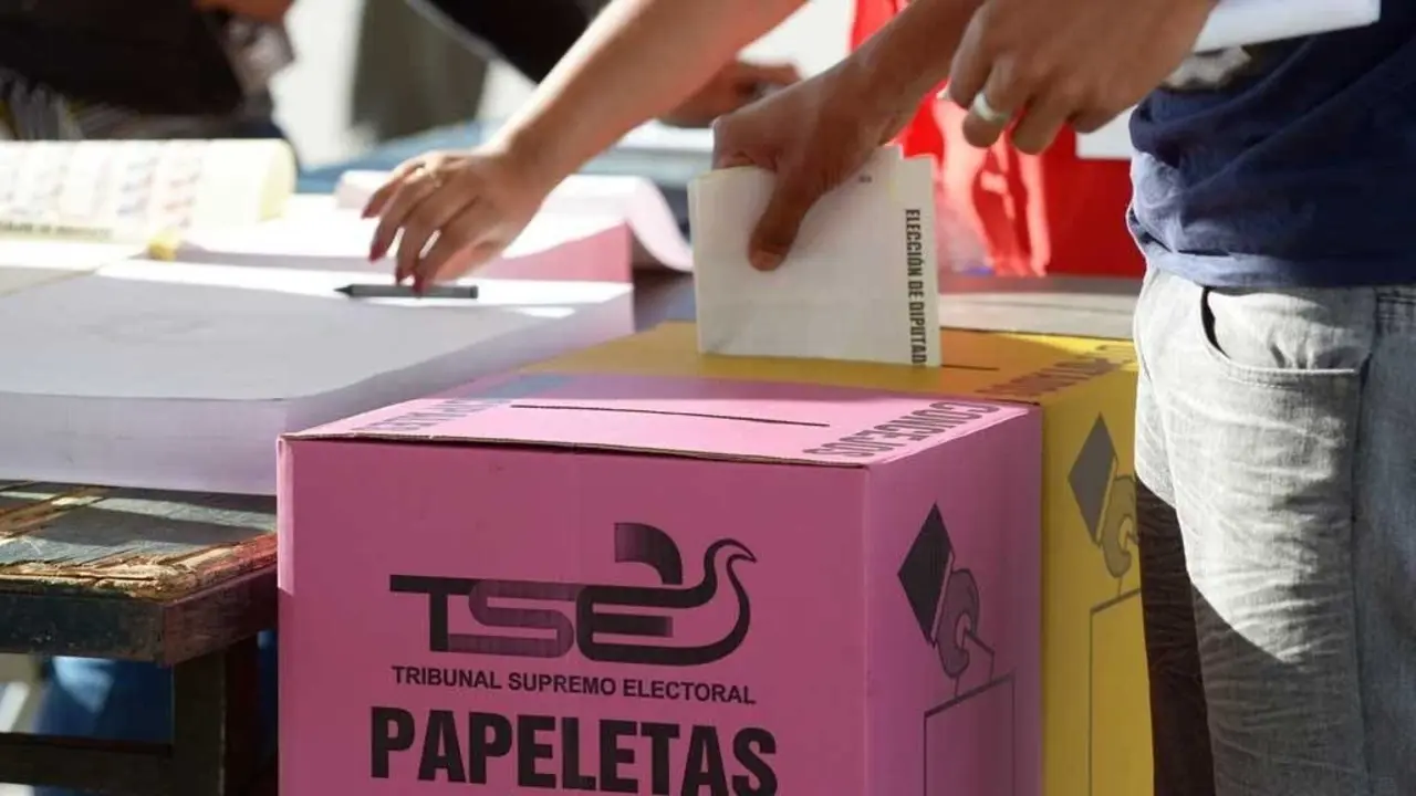 San Salvador, Domingo 01 de Marzo de 2015. Centro de votaci&Ucirc;n Complejo Deportivo Espa&Ograve;a, de Soyapango, Elecciones 2015, Alcaldes y diputados.Foto EDH/ Leonardo Gonz&middot;lez