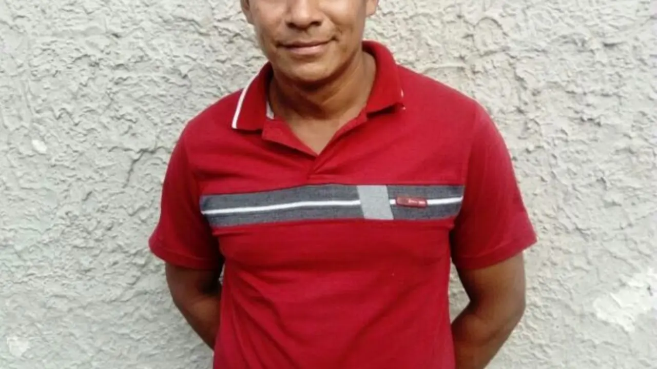 Sujeto con arma de juguete