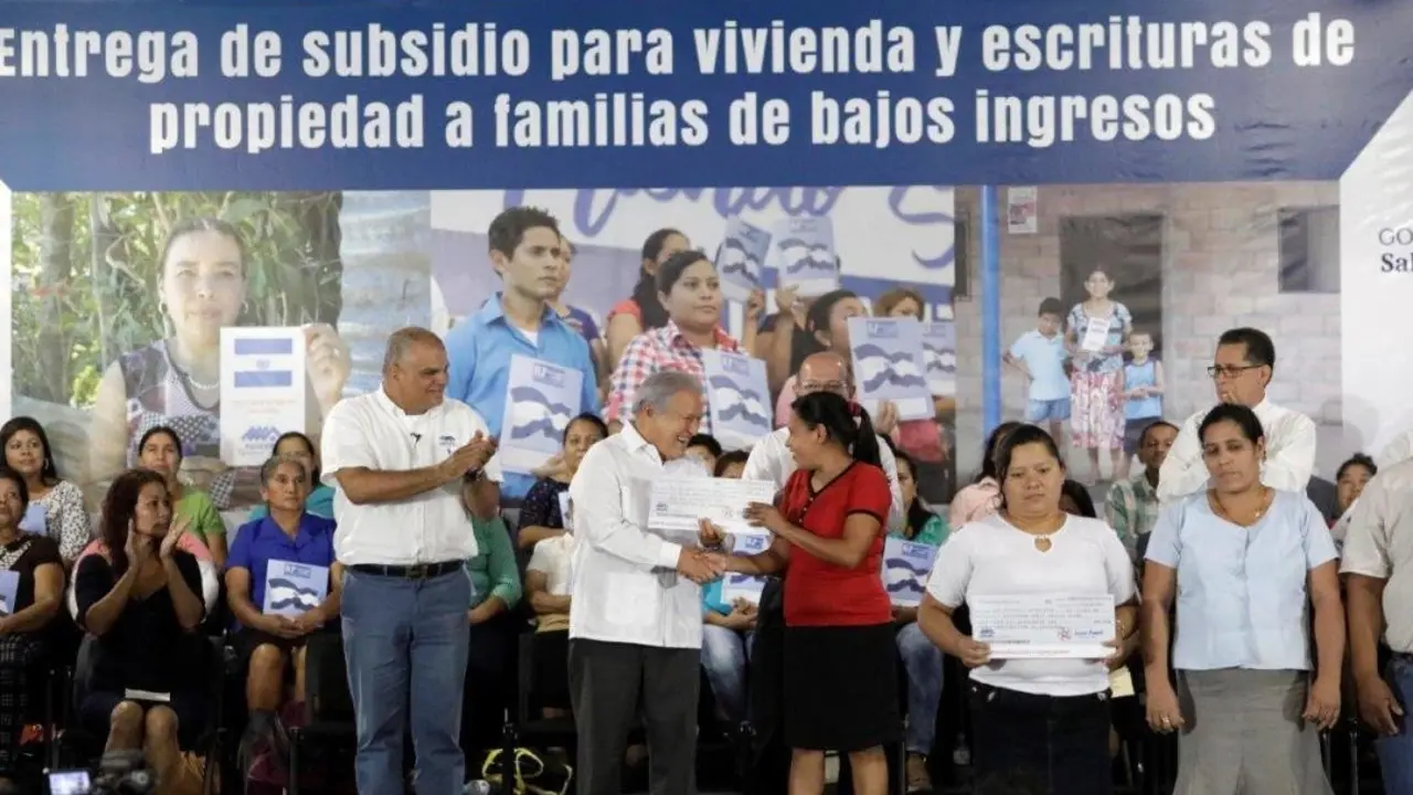 PRESIDENTE ENTREGA SUBSIDIOS PARA VIVIENDA Y ESCRITURAS DE PROPIEDAD A FAMILIAS DE BAJOS INGRESOS