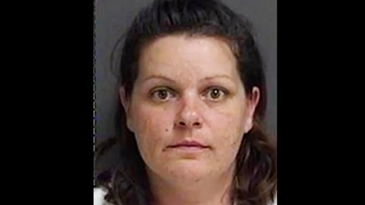 mujer saca beb&eacute;