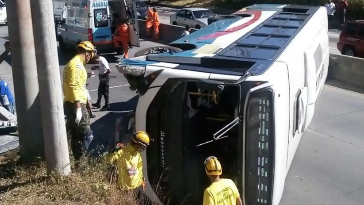 Accidente en carretera al Puerto de La Libertad