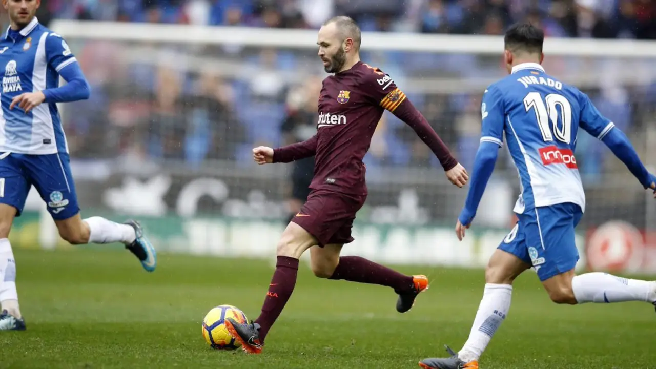 Andr&eacute;s Iniesta en el partido entre Espanyol y Barcelona