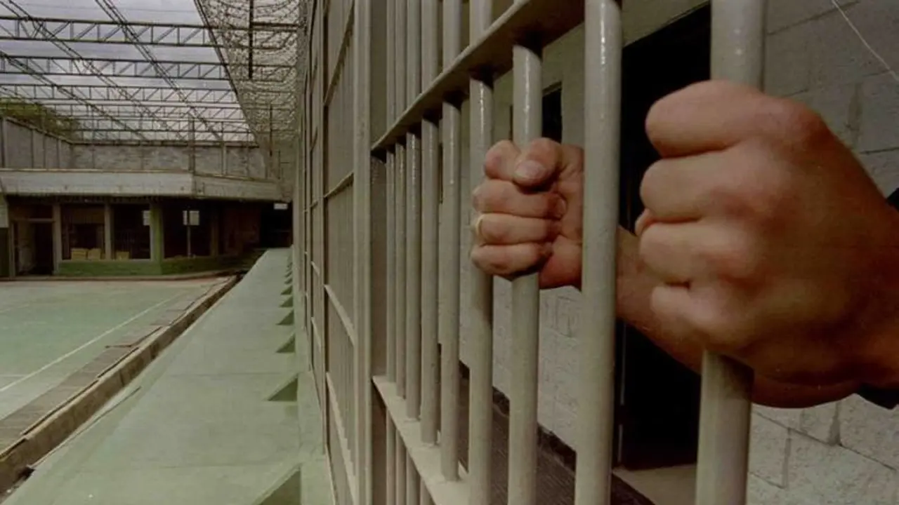 Por violar a sus dos hijos