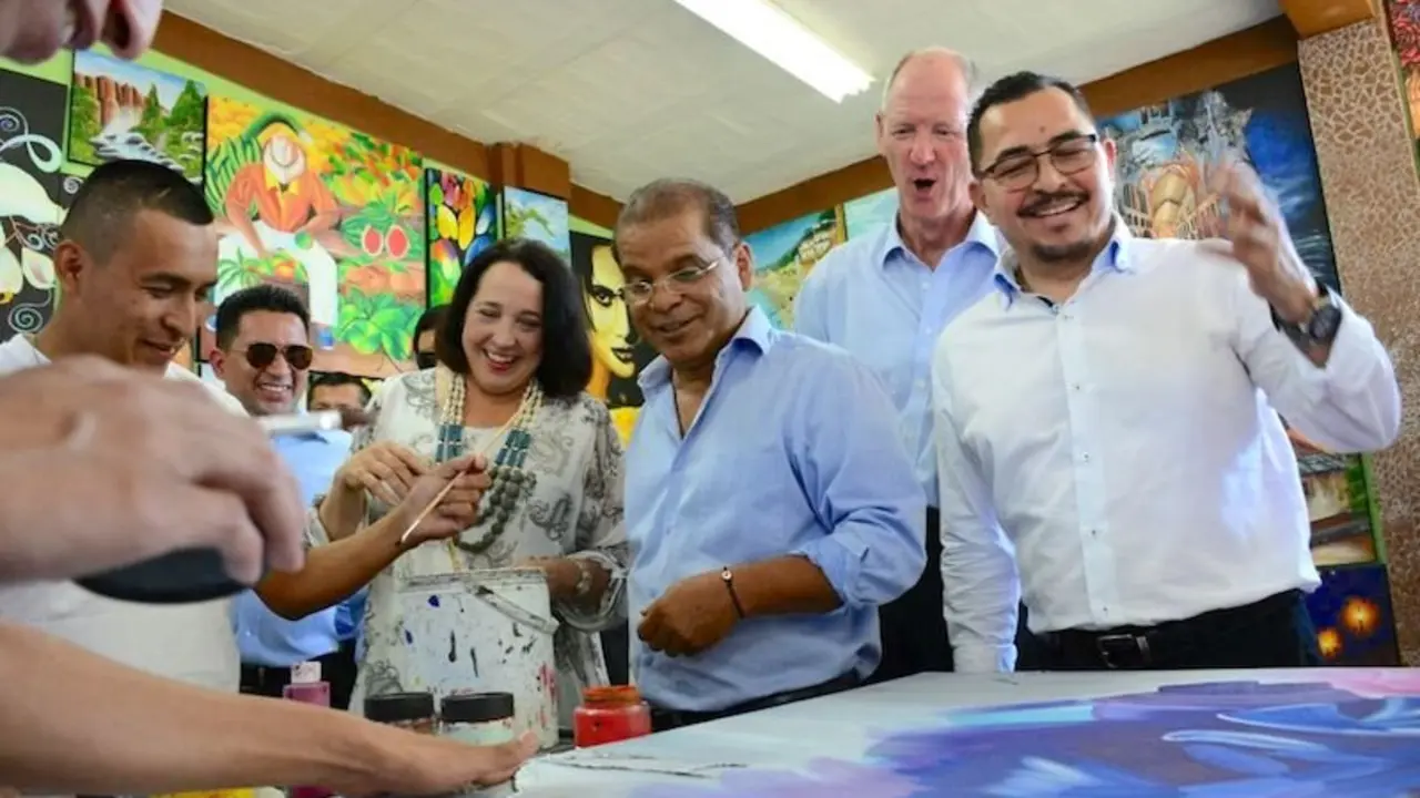 Oscar Ortiz y diplomaticos