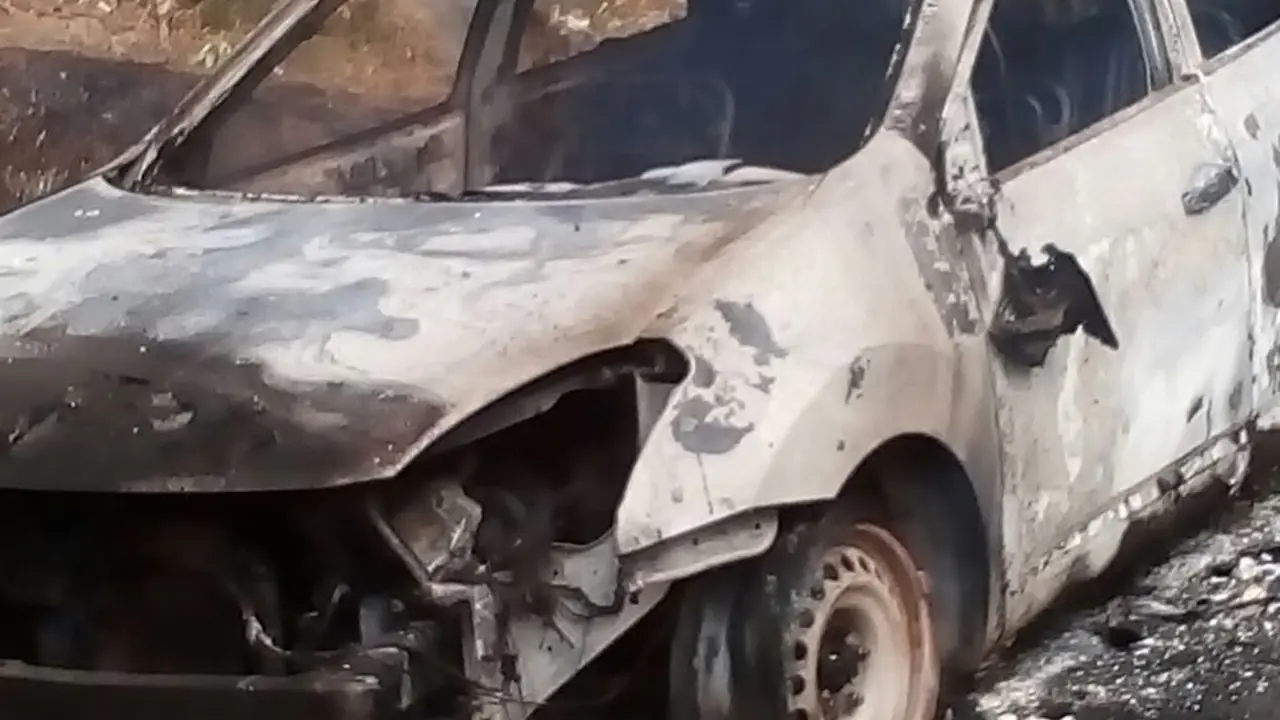 Carro incendiado en Jujutla