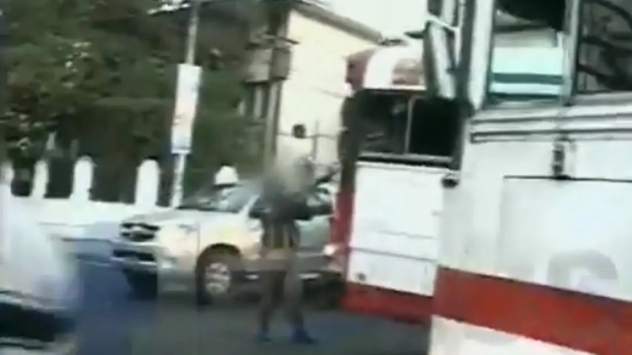 Soldado apunta contra busero