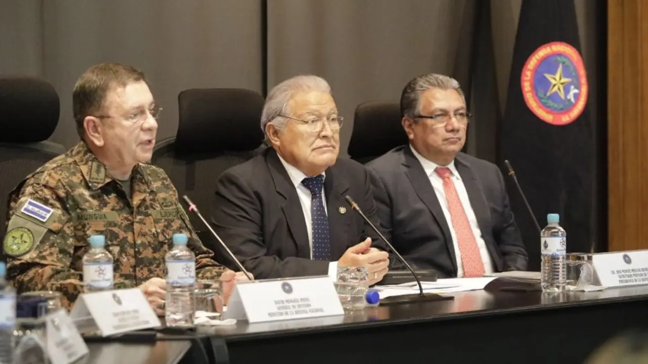 Salvador S&aacute;nchez Cer&eacute;n reunido con el alto mando de la Fuerza Armada