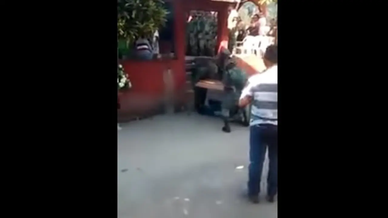 Militares botan a muerto