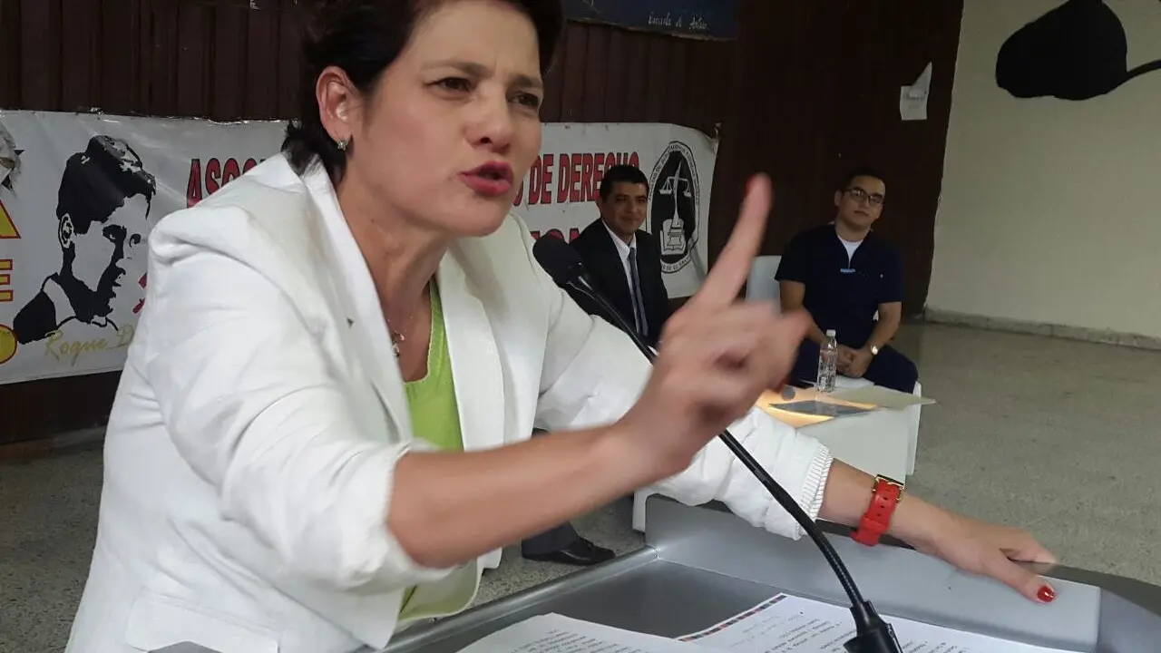 Jackeline Rivera en la UES.