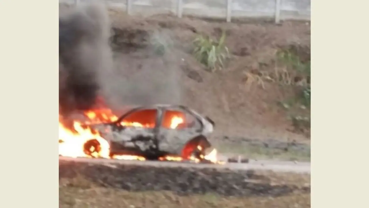 Incendio de carro cerca de la ENA