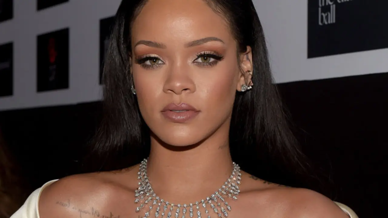 1-rihanna-makeup-thumb2-03-08-2017