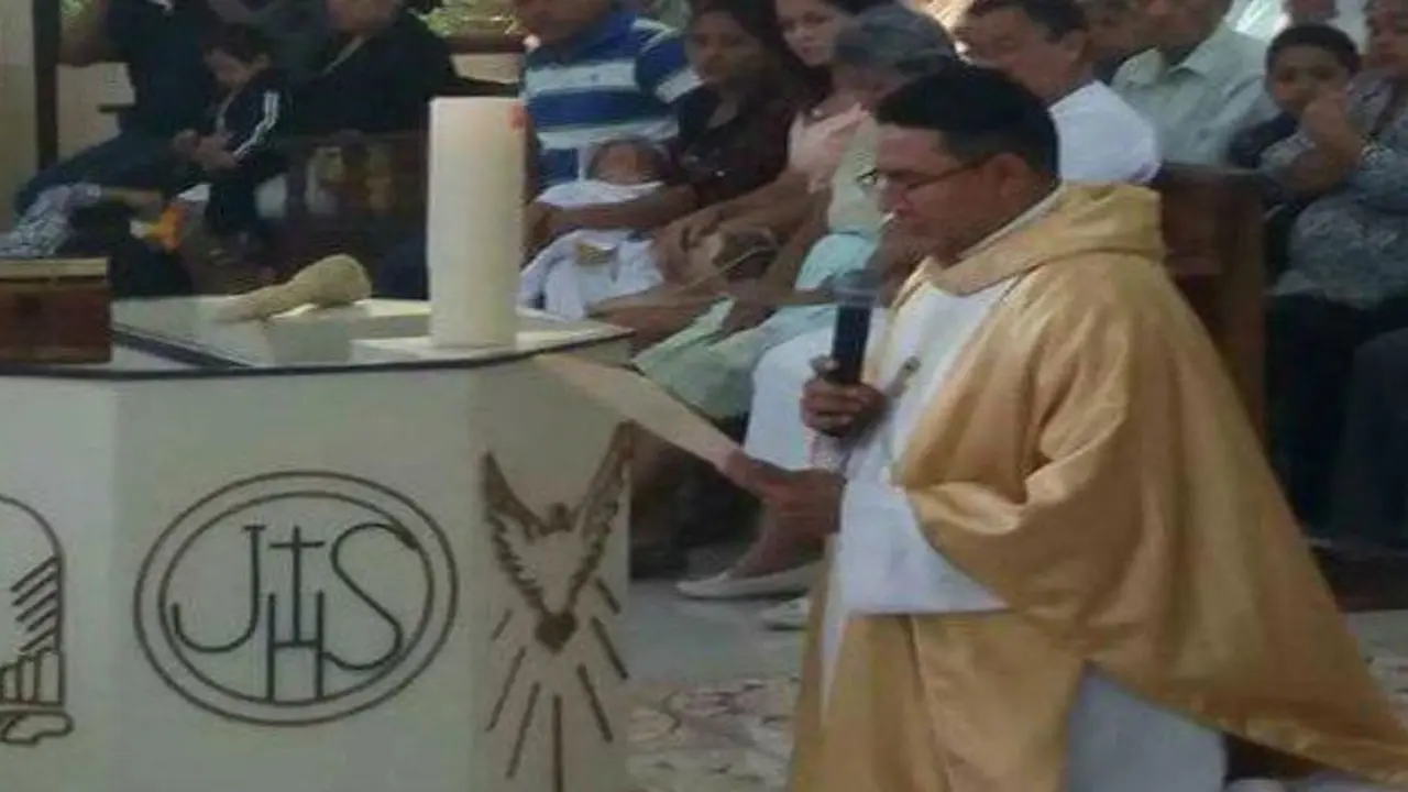 Padre-Walter-Osmir-V&aacute;squez-Jim&eacute;nez-sacerdote-asesinado-en-El-Salvador-en-Semana-Santa-700x352