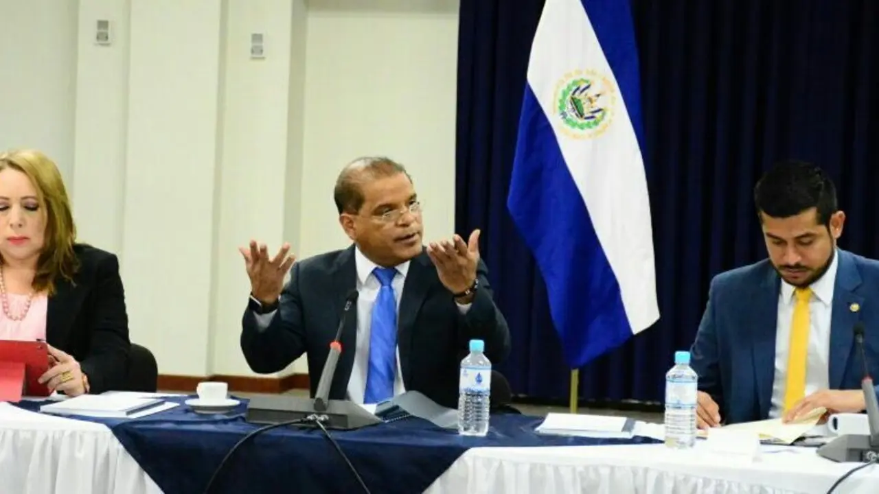 Oscar Ortiz en reuni&oacute;n con gabinete econ&oacute;mico