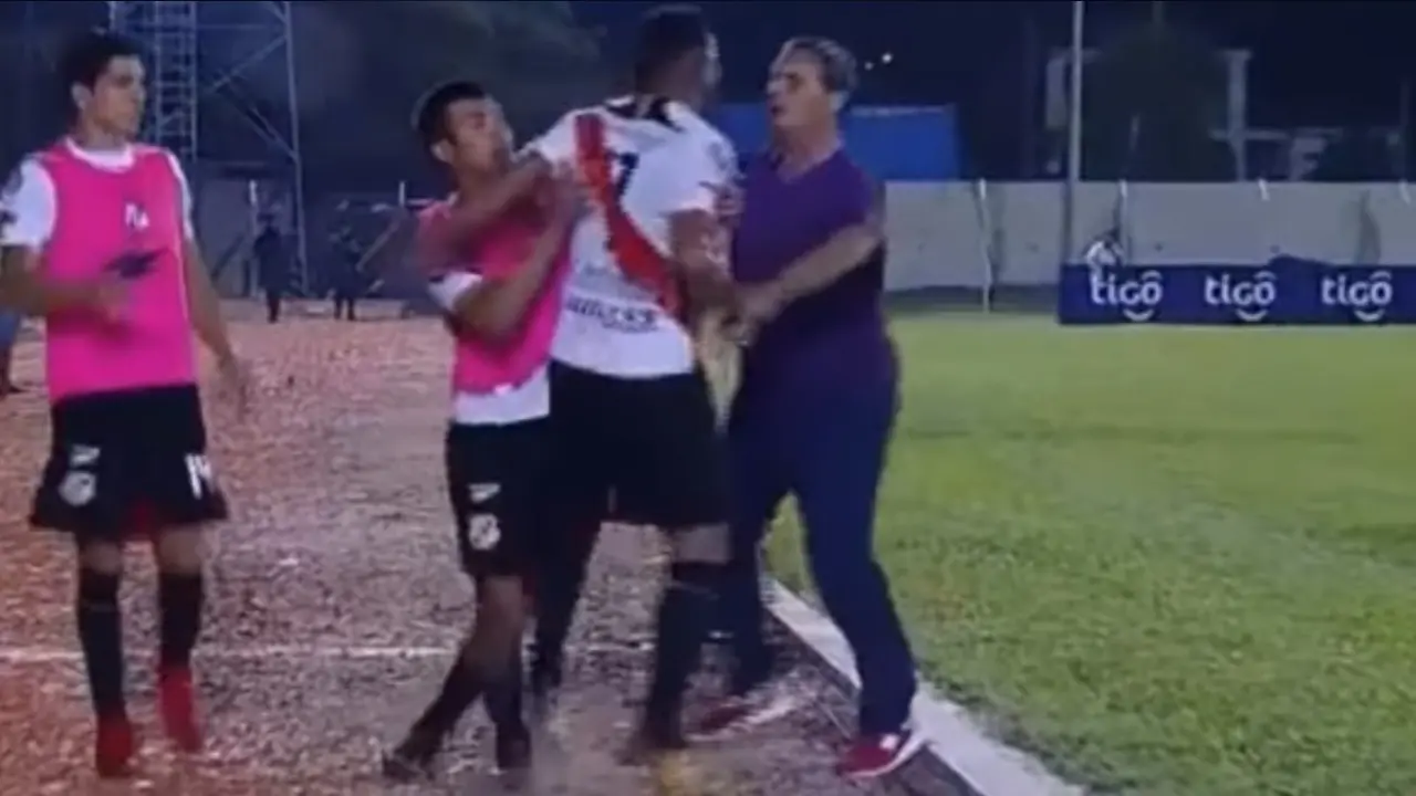 Empujan a ex t&eacute;cnico de &Aacute;guila