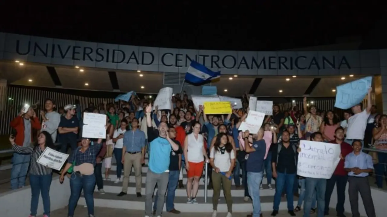 Managua 18 de Abril del 2018 Estudiantes universitarios fueron agredidos por turbas sandinistas en las afueras de la Universidad Centroamericana, mientras realizaban una protesta pacifica en rechazo a la reforma del INSS.LAPRENSA/ Roberto Fonseca