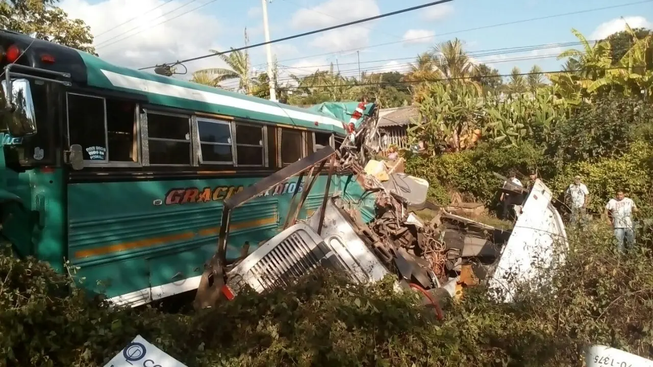 Accidente de bus y rastra en Sonsonate