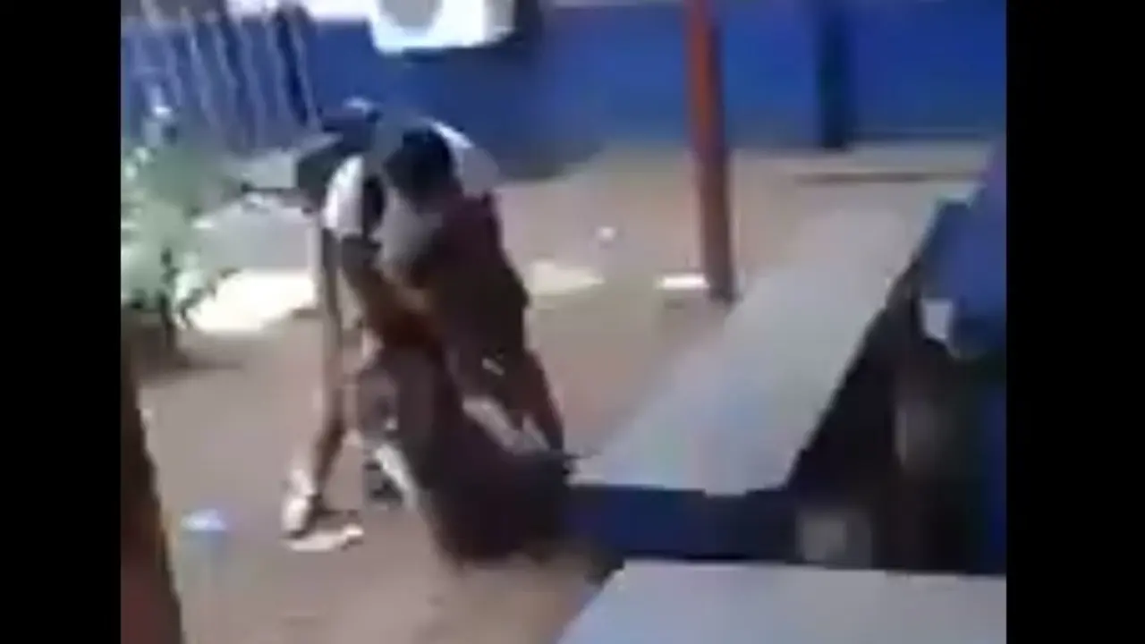 Estudiantes de Sonsonate se van a los golpes