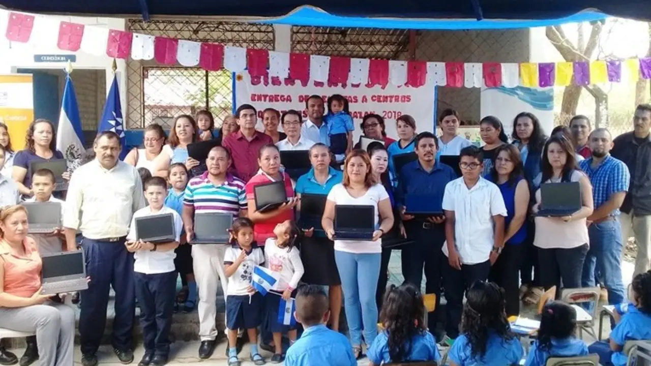 Taiwán entrega computadoras