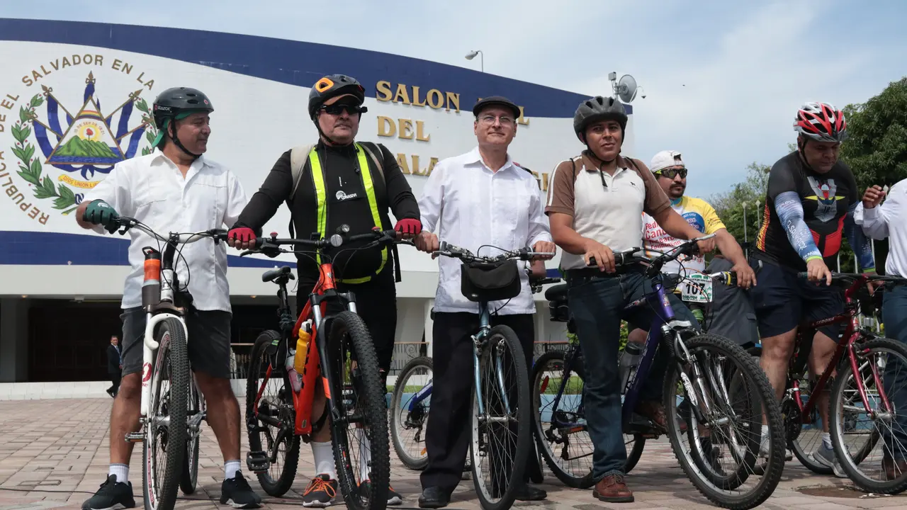 Toma de posesi&oacute;n, nueva asamblea, diputados, Dami&aacute;n Alegr&iacute;a, FMLN, bicicleta