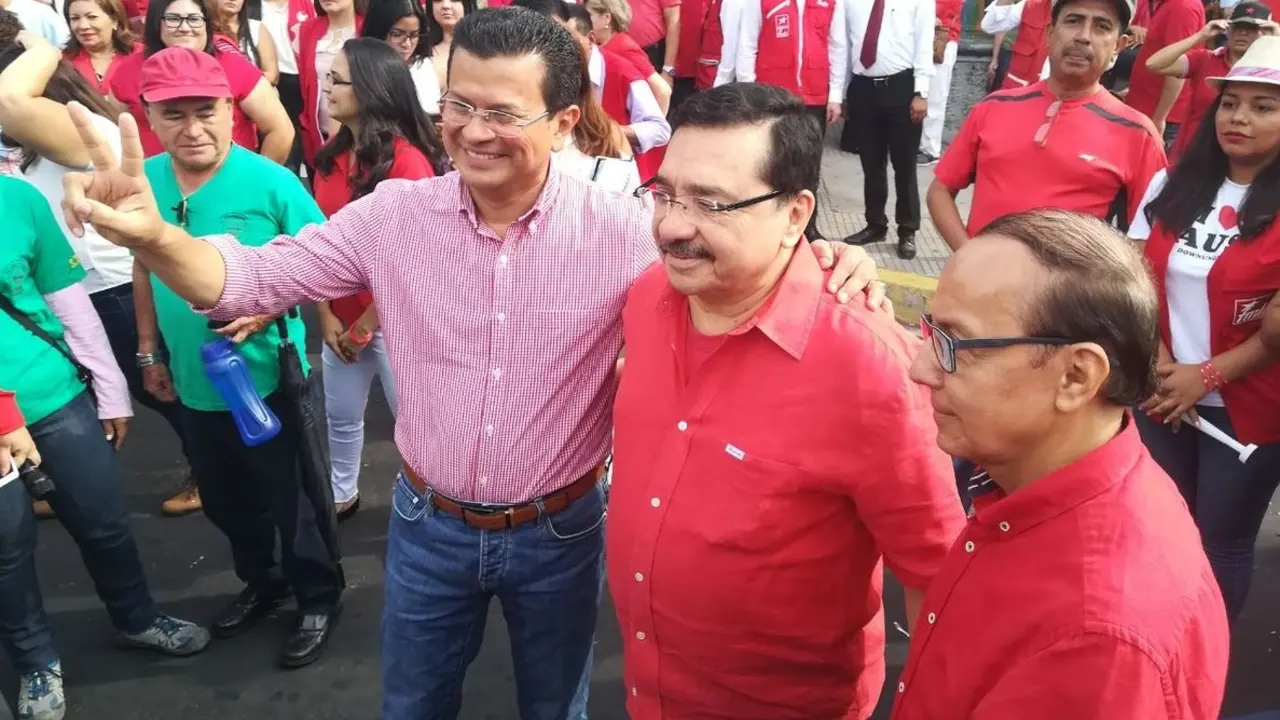 Medardo Gonz&aacute;lez con los precandidatos Hugo Mart&iacute;nez y Gerson Mart&iacute;nez