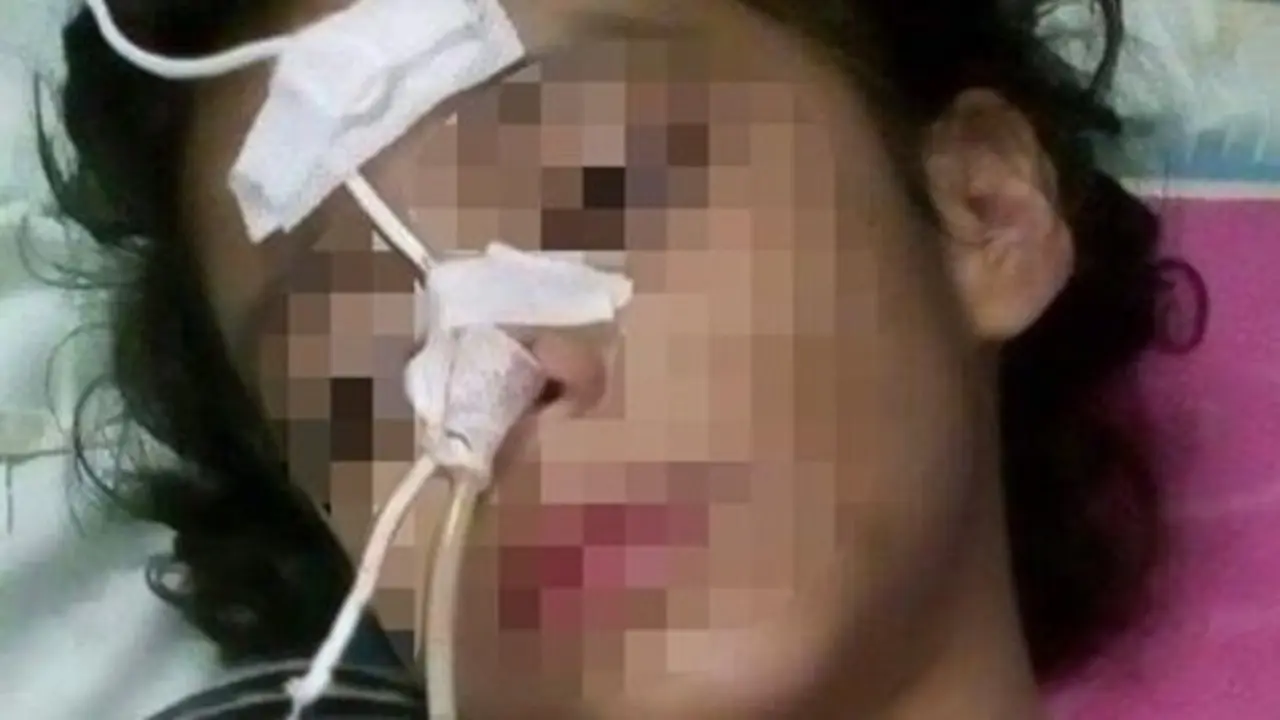 Ni&ntilde;a con heces