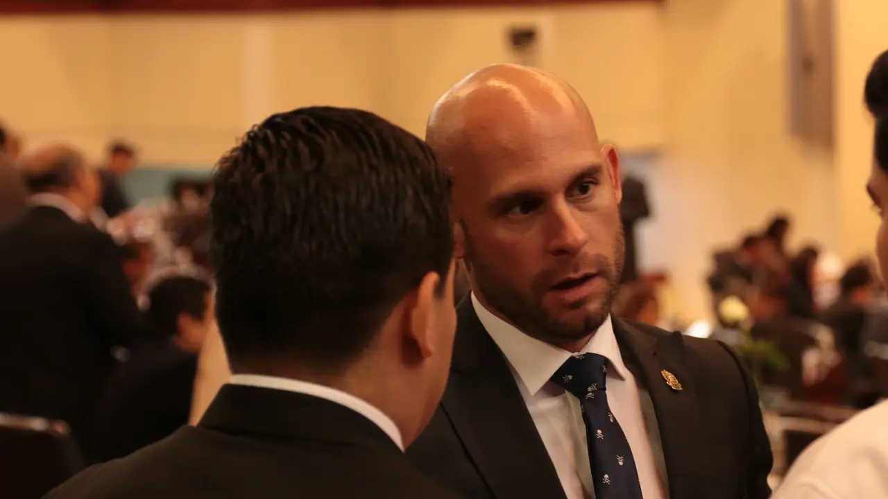 Parker, diputado, arena