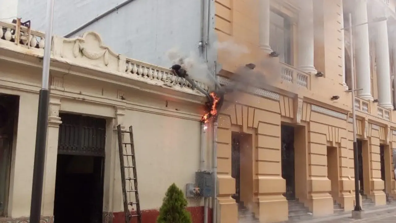 Incendio a un costado del teatro nacional