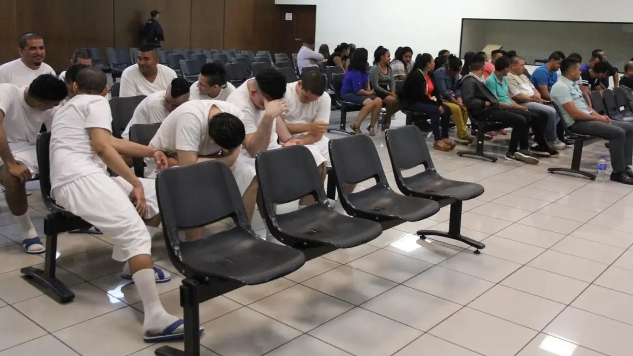 Aspirante a PNC y vendedora de drogas en escuela